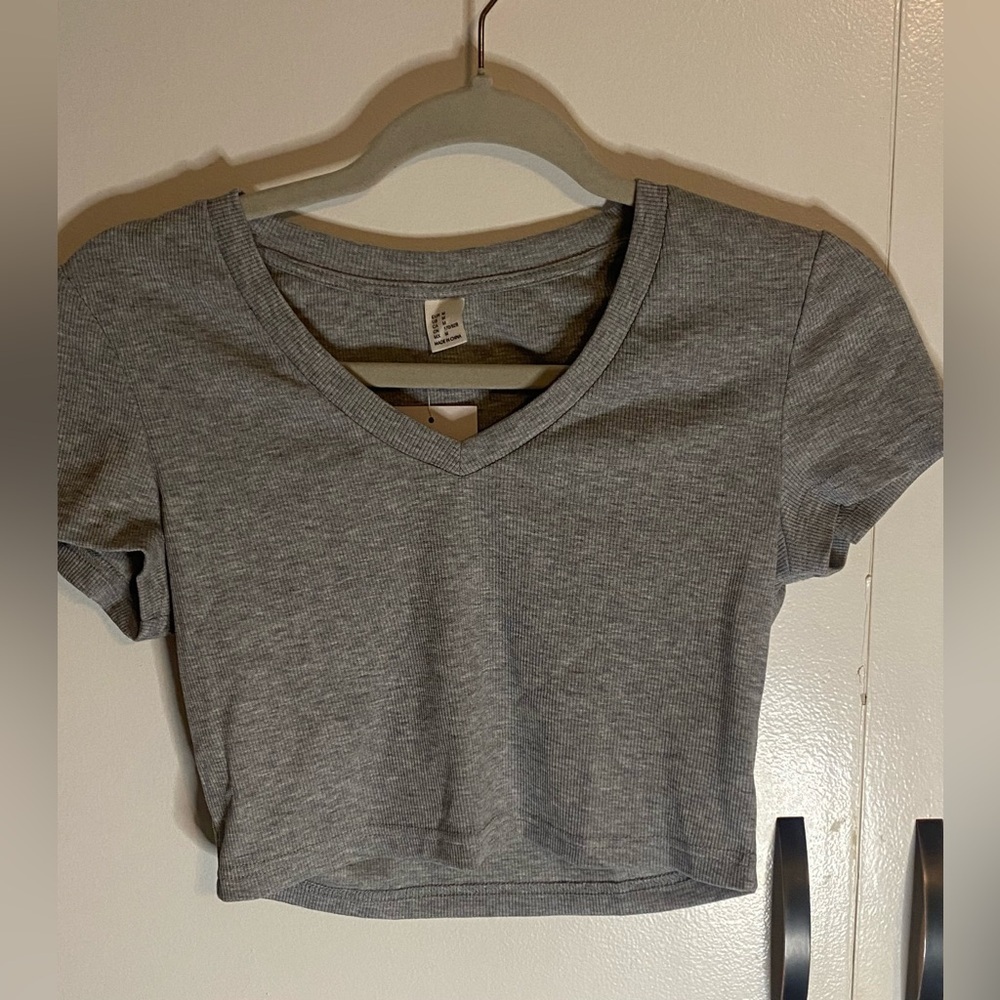NWT Floerns Women's V Neck Short Sleeve Rib Knit Grey Crop Top Size Medium